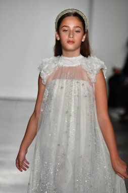 New York, Ny - 4 Ekim: Inbal 'in kızı Emma, Inbal Dror Fall 2020 Gelinlik Runway Show sırasında 4 Ekim 2019' da New York 'ta podyumda yürüyor..