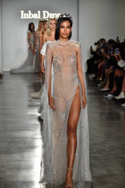 New York, Ny - 4 Ekim: Modeller, Inbal Dror Fall 2020 Gelinlik Runway Show sırasında 4 Ekim 2019 'da New York' ta podyum finalinde yürür..