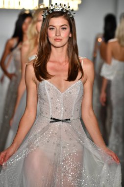 New York, Ny - 4 Ekim: Modeller, Inbal Dror Fall 2020 Gelinlik Runway Show sırasında 4 Ekim 2019 'da New York' ta podyum finalinde yürür..