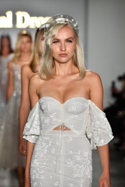 New York, Ny - 4 Ekim: Modeller, Inbal Dror Fall 2020 Gelinlik Runway Show sırasında 4 Ekim 2019 'da New York' ta podyum finalinde yürür..
