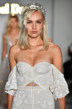 New York, Ny - 4 Ekim: Modeller, Inbal Dror Fall 2020 Gelinlik Runway Show sırasında 4 Ekim 2019 'da New York' ta podyum finalinde yürür..