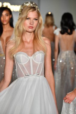 New York, Ny - 4 Ekim: Modeller, Inbal Dror Fall 2020 Gelinlik Runway Show sırasında 4 Ekim 2019 'da New York' ta podyum finalinde yürür..