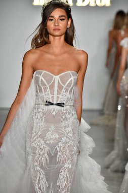 New York, Ny - 4 Ekim: Modeller, Inbal Dror Fall 2020 Gelinlik Runway Show sırasında 4 Ekim 2019 'da New York' ta podyum finalinde yürür..