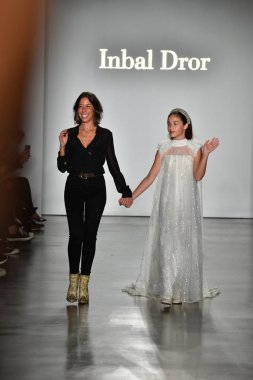 New York, Ny - 4 Ekim: Tasarımcı Inbal Dror ve kızı Emma, 4 Ekim 2019 'da New York' ta düzenlenen Inbal Dror 2020 Sonbahar Gelinlik Runway Show sırasında podyumda yürüdüler..