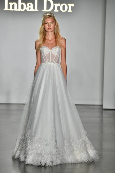 New York October Model Walks Runway Inbal Dror Fall 2020 — 스톡 사진