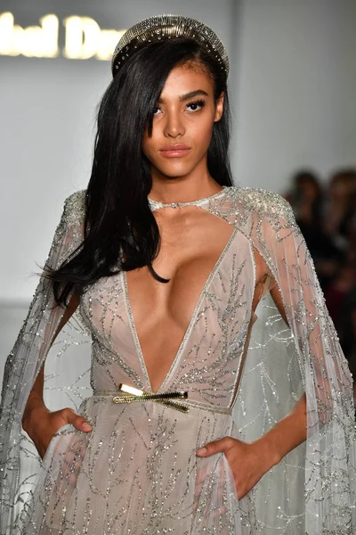 Nueva York Octubre Una Modelo Camina Por Pasarela Durante Inbal —  Fotos de Stock