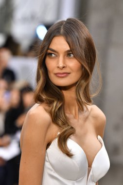 New York, Ny - 4 Ekim 2020 'de New York' ta düzenlenen Pnina Tornai Sonbahar Runway Show 'unda bir model podyumda yürüyor..