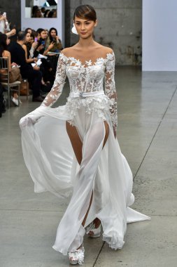 New York, Ny - 4 Ekim 2020 'de New York' ta düzenlenen Pnina Tornai Sonbahar Runway Show 'unda bir model podyumda yürüyor..