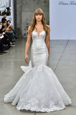 New York, Ny - 4 Ekim 2020 'de New York' ta düzenlenen Pnina Tornai Sonbahar Runway Show 'unda bir model podyumda yürüyor..