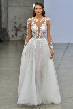 New York, Ny - 4 Ekim 2020 'de New York' ta düzenlenen Pnina Tornai Sonbahar Runway Show 'unda bir model podyumda yürüyor..