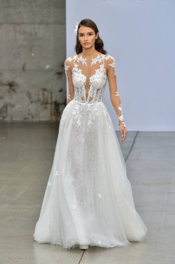 New York, Ny - 4 Ekim 2020 'de New York' ta düzenlenen Pnina Tornai Sonbahar Runway Show 'unda bir model podyumda yürüyor..