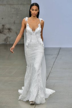 New York, Ny - 4 Ekim 2020 'de New York' ta düzenlenen Pnina Tornai Sonbahar Runway Show 'unda bir model podyumda yürüyor..