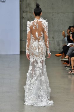 New York, Ny - 4 Ekim 2020 'de New York' ta düzenlenen Pnina Tornai Sonbahar Runway Show 'unda bir model podyumda yürüyor..