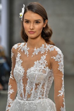 New York, Ny - 4 Ekim 2020 'de New York' ta düzenlenen Pnina Tornai Sonbahar Runway Show 'unda bir model podyumda yürüyor..