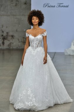 New York, Ny - 4 Ekim 2020 'de New York' ta düzenlenen Pnina Tornai Sonbahar Runway Show 'unda bir model podyumda yürüyor..