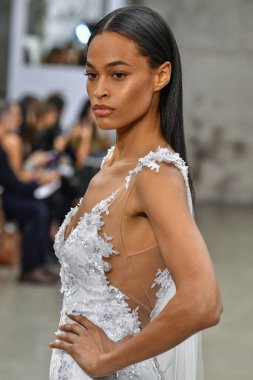 New York, Ny - 4 Ekim 2020 'de New York' ta düzenlenen Pnina Tornai Sonbahar Runway Show 'unda bir model podyumda yürüyor..