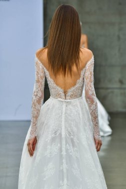 New York, Ny - 4 Ekim 2020 'de New York' ta düzenlenen Pnina Tornai Sonbahar Runway Show 'unda bir model podyumda yürüyor..