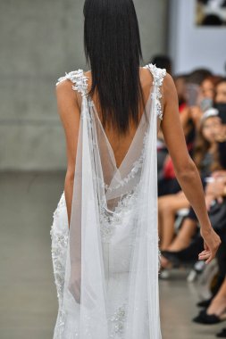 New York, Ny - 4 Ekim 2020 'de New York' ta düzenlenen Pnina Tornai Sonbahar Runway Show 'unda bir model podyumda yürüyor..