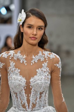 New York, Ny - 4 Ekim 2020 'de New York' ta düzenlenen Pnina Tornai Sonbahar Runway Show 'unda bir model podyumda yürüyor..