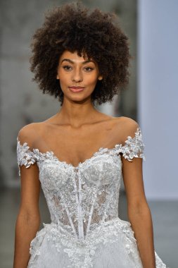 New York, Ny - 4 Ekim 2020 'de New York' ta düzenlenen Pnina Tornai Sonbahar Runway Show 'unda bir model podyumda yürüyor..
