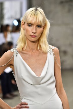 New York, Ny - 4 Ekim 2020 'de New York' ta düzenlenen Pnina Tornai Sonbahar Runway Show 'unda bir model podyumda yürüyor..