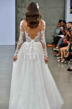 New York, Ny - 4 Ekim 2020 'de New York' ta düzenlenen Pnina Tornai Sonbahar Runway Show 'unda bir model podyumda yürüyor..
