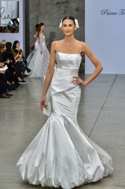 New York, Ny - 4 Ekim 2020 'de New York' ta düzenlenen Pnina Tornai Sonbahar Runway Show 'unda bir model podyumda yürüyor..