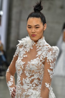 New York, Ny - 4 Ekim 2020 'de New York' ta düzenlenen Pnina Tornai Sonbahar Runway Show 'unda bir model podyumda yürüyor..