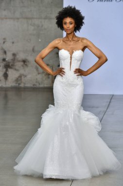 New York, Ny - 4 Ekim 2020 'de New York' ta düzenlenen Pnina Tornai Sonbahar Runway Show 'unda bir model podyumda yürüyor..