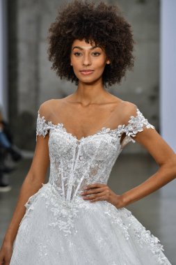 New York, Ny - 4 Ekim 2020 'de New York' ta düzenlenen Pnina Tornai Sonbahar Runway Show 'unda bir model podyumda yürüyor..