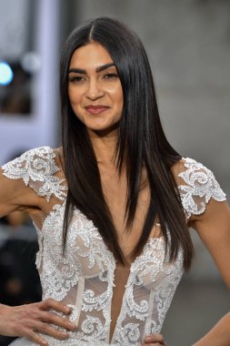 New York, Ny - 4 Ekim 2020 'de New York' ta düzenlenen Pnina Tornai Sonbahar Runway Show 'unda bir model podyumda yürüyor..