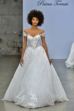New York, Ny - 4 Ekim 2020 'de New York' ta düzenlenen Pnina Tornai Sonbahar Runway Show 'unda bir model podyumda yürüyor..