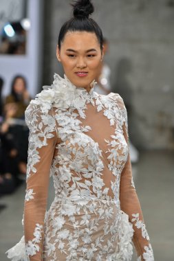 New York, Ny - 4 Ekim 2020 'de New York' ta düzenlenen Pnina Tornai Sonbahar Runway Show 'unda bir model podyumda yürüyor..