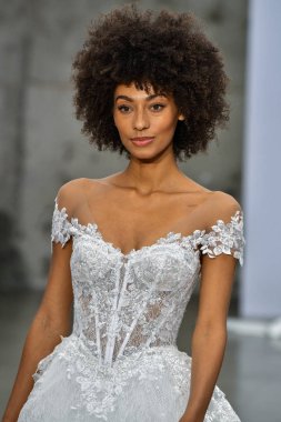 New York, Ny - 4 Ekim 2020 'de New York' ta düzenlenen Pnina Tornai Sonbahar Runway Show 'unda bir model podyumda yürüyor..