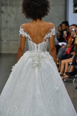 New York, Ny - 4 Ekim 2020 'de New York' ta düzenlenen Pnina Tornai Sonbahar Runway Show 'unda bir model podyumda yürüyor..