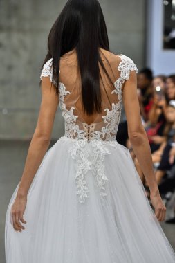 New York, Ny - 4 Ekim 2020 'de New York' ta düzenlenen Pnina Tornai Sonbahar Runway Show 'unda bir model podyumda yürüyor..