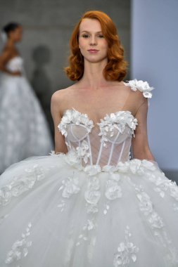 New York, Ny - 4 Ekim 2020 'de New York' ta düzenlenen Pnina Tornai Sonbahar Runway Show 'unda bir model podyumda yürüyor..