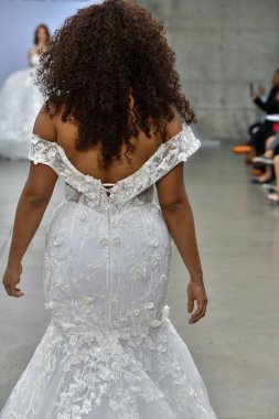 New York, Ny - 4 Ekim 2020 'de New York' ta düzenlenen Pnina Tornai Sonbahar Runway Show 'unda bir model podyumda yürüyor..