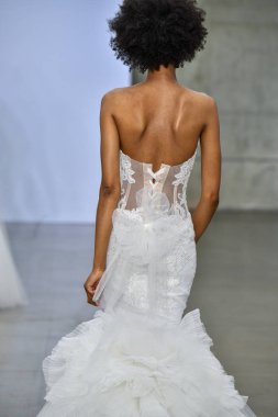 New York, Ny - 4 Ekim 2020 'de New York' ta düzenlenen Pnina Tornai Sonbahar Runway Show 'unda bir model podyumda yürüyor..