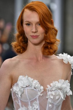 New York, Ny - 4 Ekim 2020 'de New York' ta düzenlenen Pnina Tornai Sonbahar Runway Show 'unda bir model podyumda yürüyor..