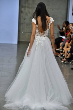 New York, Ny - 4 Ekim 2020 'de New York' ta düzenlenen Pnina Tornai Sonbahar Runway Show 'unda bir model podyumda yürüyor..
