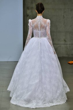 New York, Ny - 4 Ekim 2020 'de New York' ta düzenlenen Pnina Tornai Sonbahar Runway Show 'unda bir model podyumda yürüyor..