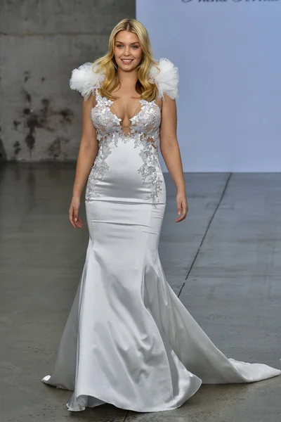 New York Ottobre Una Modella Percorre Pista Durante Pnina Tornai — Foto Stock