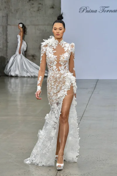 New York October Model Walks Runway Pnina Tornai Fall 2020 — 스톡 사진