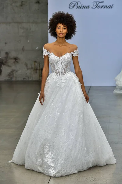 纽约10月4日 在2019年10月4日于纽约举行的Pnina Tornai Fall 2020 Bridal Runway Show中 一名模特在跑道上行走 — 图库照片