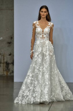 New York, Ny - 4 Ekim 2020 'de New York' ta düzenlenen Pnina Tornai Sonbahar Runway Show 'unda bir model podyumda yürüyor..