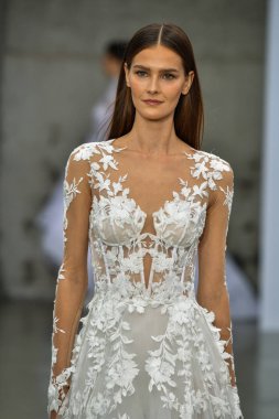 New York, Ny - 4 Ekim 2020 'de New York' ta düzenlenen Pnina Tornai Sonbahar Runway Show 'unda bir model podyumda yürüyor..