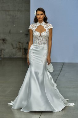 New York, Ny - 4 Ekim 2020 'de New York' ta düzenlenen Pnina Tornai Sonbahar Runway Show 'unda bir model podyumda yürüyor..