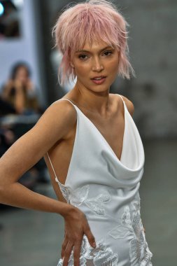 New York, Ny - 4 Ekim 2020 'de New York' ta düzenlenen Pnina Tornai Sonbahar Runway Show 'unda bir model podyumda yürüyor..