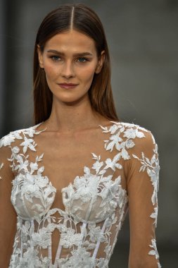New York, Ny - 4 Ekim 2020 'de New York' ta düzenlenen Pnina Tornai Sonbahar Runway Show 'unda bir model podyumda yürüyor..